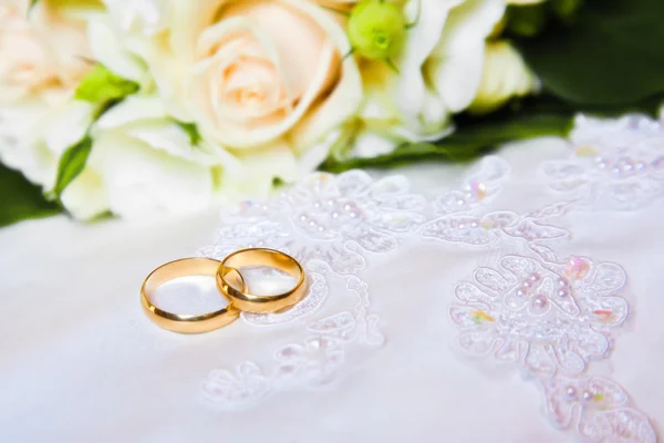 Wedding rings with bouquet — Stock Photo, Image