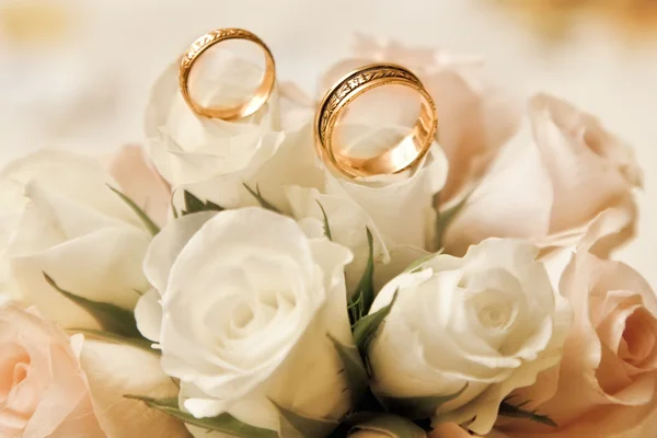 Anneaux de mariage avec bouquet — Photo