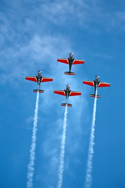 Quatro aviões em formação em exposição aérea — Fotografia de Stock