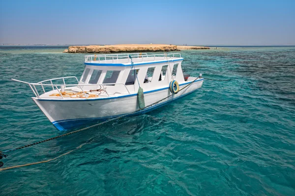 Снорклінг човен поруч з кораловим рифом — стокове фото