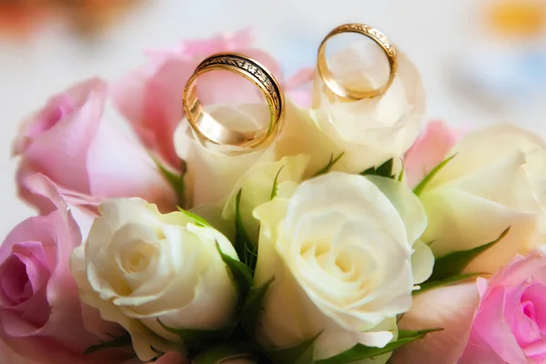 Anneaux Mariage Avec Bouquet — Photo