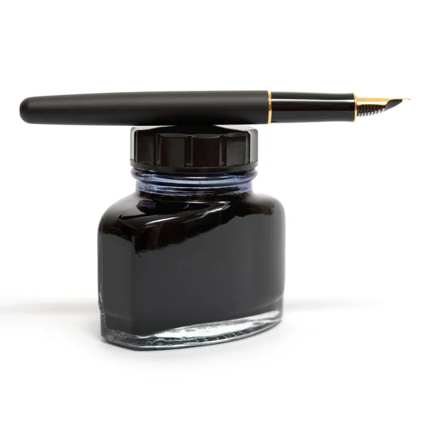 Penna stilografica sdraiata sulla bottiglia di inchiostro — Foto Stock