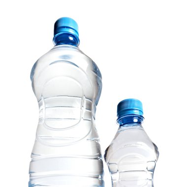 Aşağıdan su şişeleri üzerinde göster