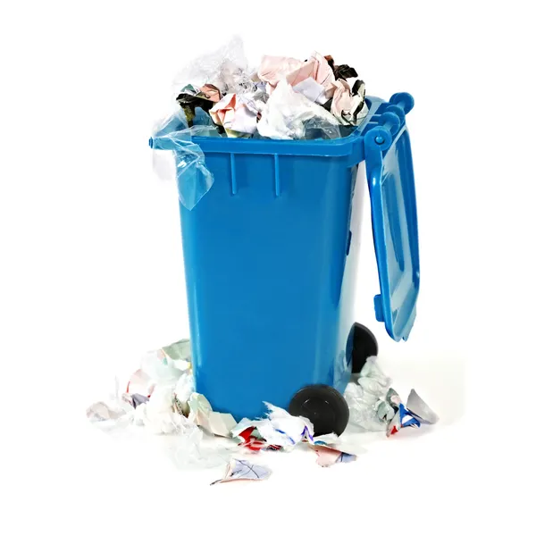 Bidone della spazzatura blu traboccante — Foto Stock