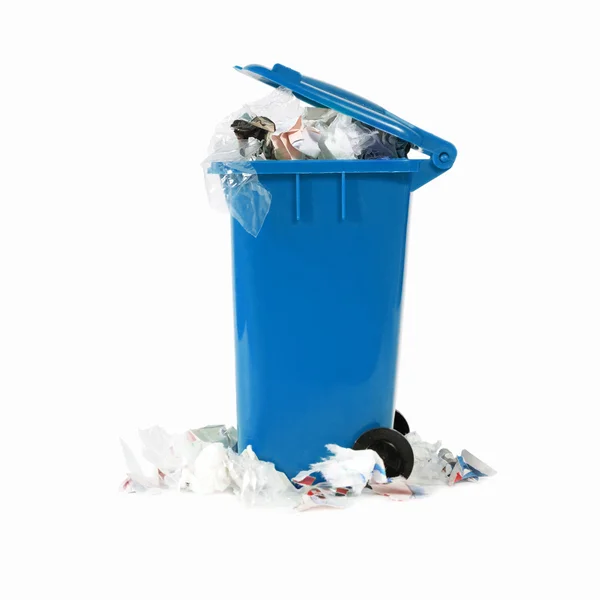 Переполненный синий мусорный бак — стоковое фото