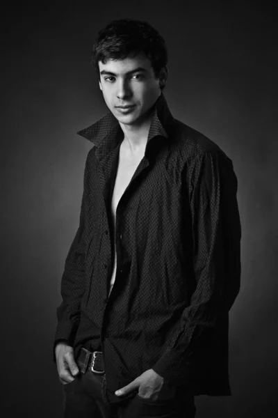 ボタンを外してシャツを持つ若い男の b&w の肖像 — ストック写真