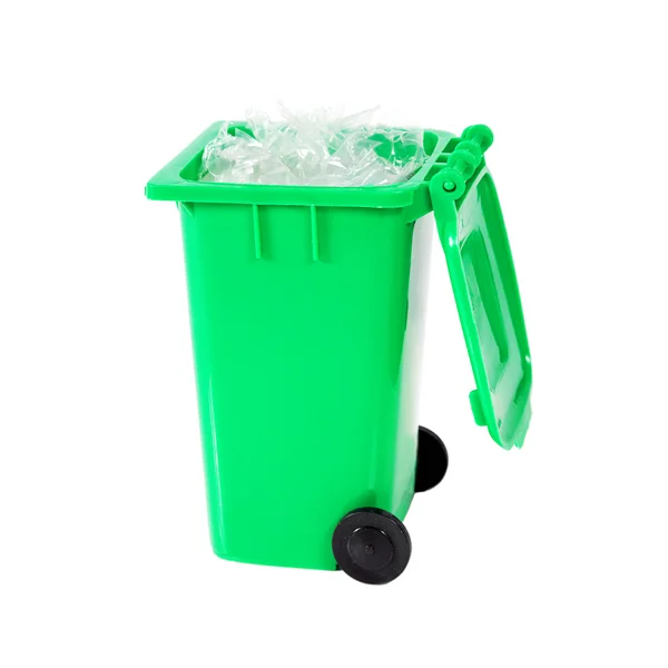 Полностью зеленый мусорный контейнер с пластиком — стоковое фото