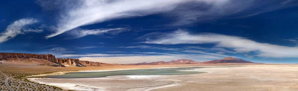 Panoramatický pohled na soli jezero salar de tara, chile — Stock fotografie