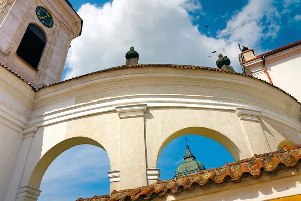 Arcos barrocos de la Iglesia de la Santísima Trinidad - Tykocin / Polonia — Foto de Stock