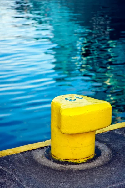 黄色の係留ボラード — ストック写真