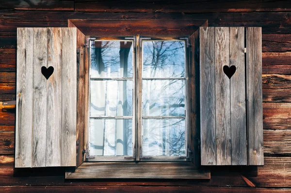 Persianas de ventana antiguas en pared de madera —  Fotos de Stock