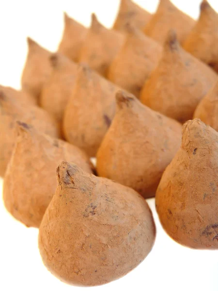 Chocolade truffels, geïsoleerd op een witte achtergrond — Stockfoto