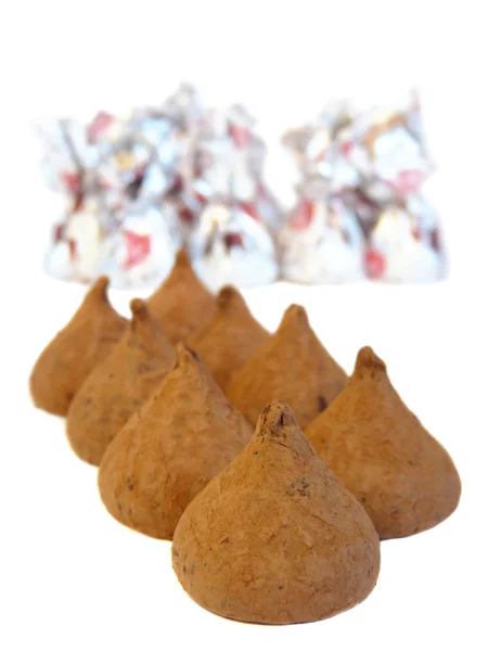 Chocolade truffels, geïsoleerd op een witte achtergrond — Stockfoto
