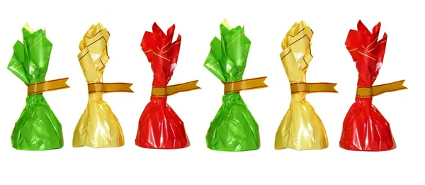 Chocolates en envoltorios coloridos, aislados en blanco —  Fotos de Stock