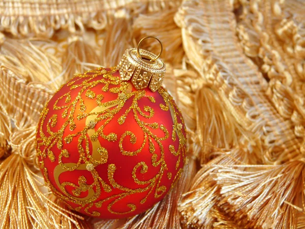 Hermoso adorno de Navidad bola roja — Foto de Stock