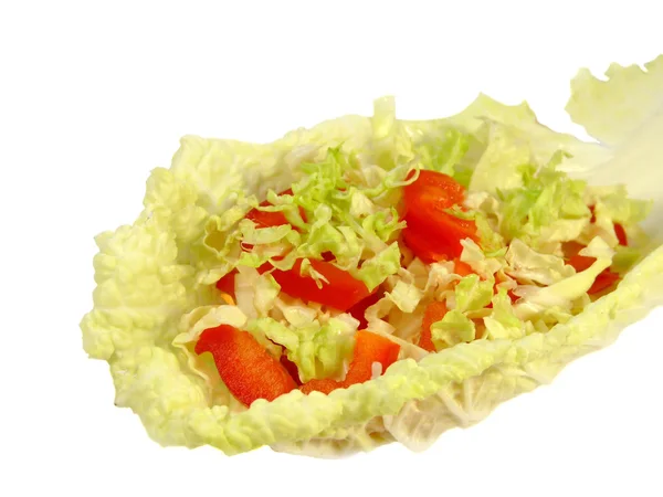 Üzerine bir kaşık beyaz zemin üzerine izole şeklinde marul yaprağı salatası — Stok fotoğraf