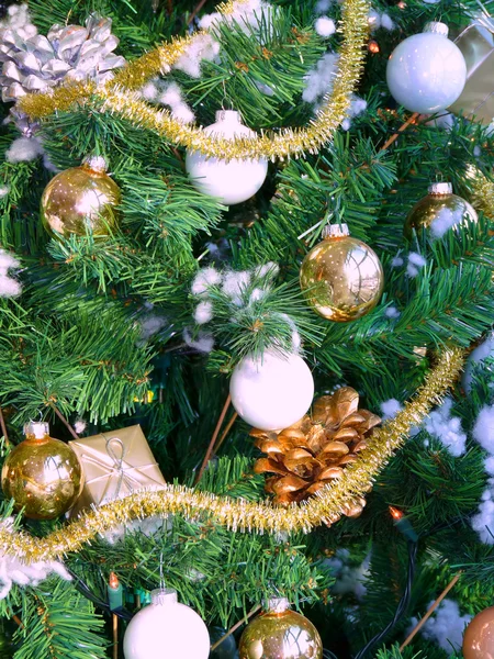 Weihnachtsbaum mit silbernen Kugeln geschmückt — Stockfoto