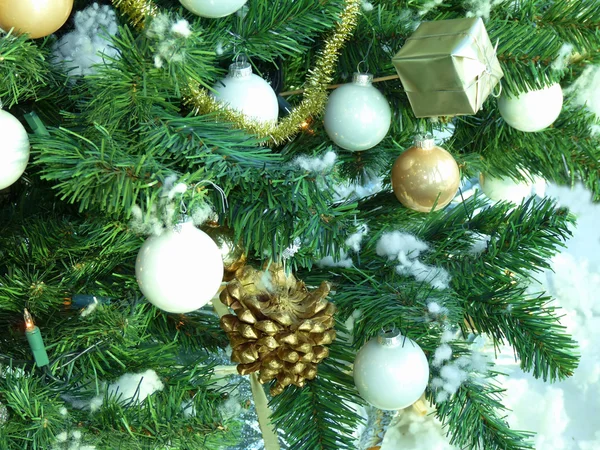 Árbol de Navidad decorado con bolas de plata — Foto de Stock