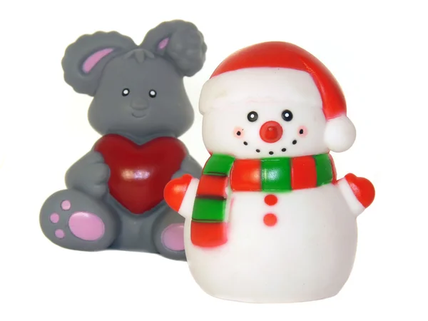 Un pupazzo di neve e un coniglio, giocattoli di Natale isolati su sfondo bianco — Foto Stock