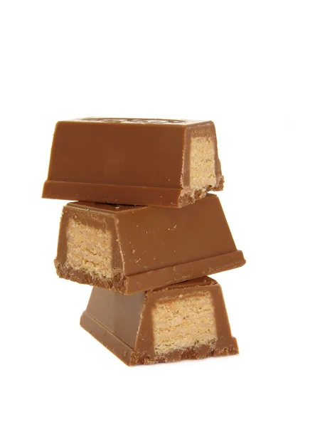 Pirâmide de chocolate isolado no fundo branco — Fotografia de Stock