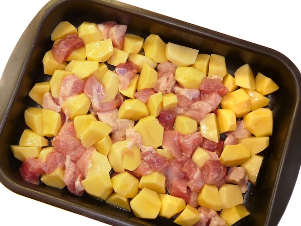 Liha ja perunat tarjottimilla, valkoisella pohjalla eristetyt — kuvapankkivalokuva