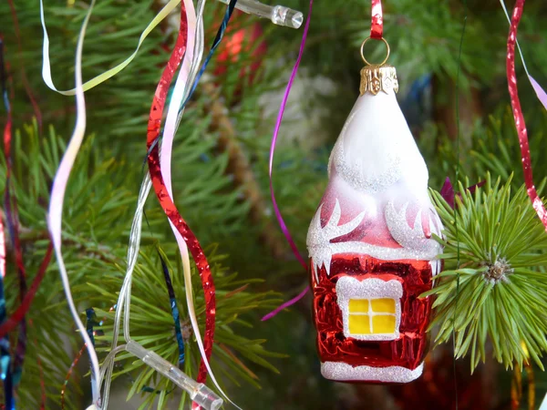 Albero di Natale decorato con giocattoli — Foto Stock