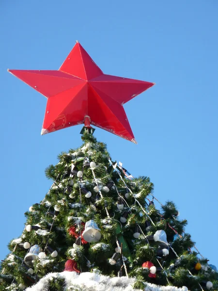 Red Star on top of the tree. Christmas decoration — Stock Photo, Image