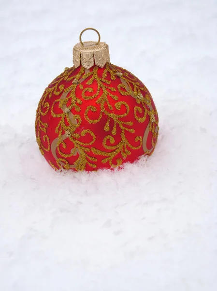 Κόκκινη Χριστουγεννιάτικη Μπάλα Βρίσκεται Στο Χιόνι — Φωτογραφία Αρχείου