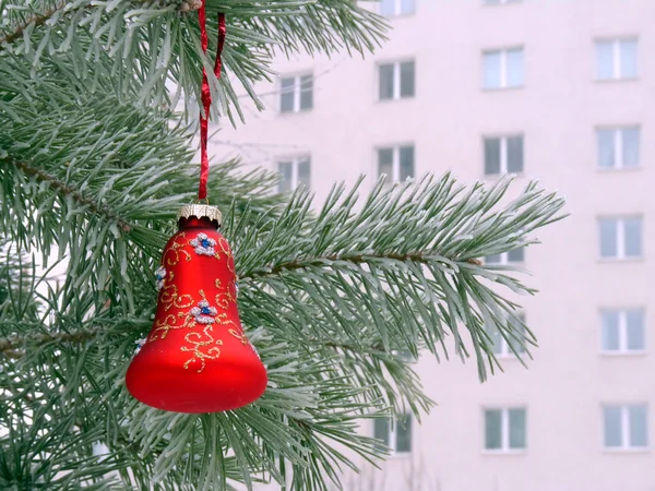 Kerstboom met speelgoed. Rime op de naalden — Stockfoto