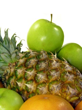 Beyaz bir arka plan üzerinde izole ananas ve yeşil elma