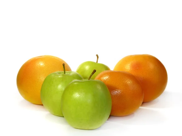 Grapefruit en groene appels geïsoleerd op een witte achtergrond — Stockfoto