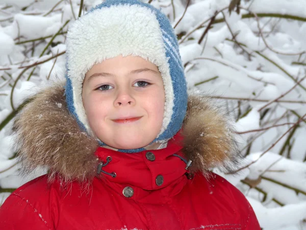 Portréja Egy Fiú Téli Ruházat Snow Háttérben — Stock Fotó