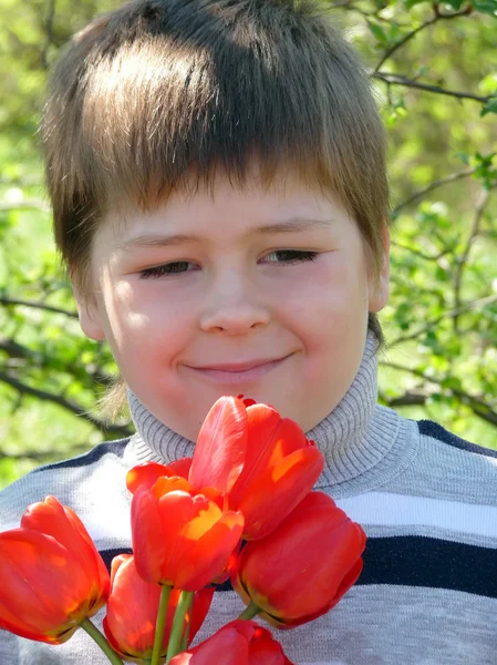 Podobizna Chlapce Kyticí Červených Tulipánů — Stock fotografie