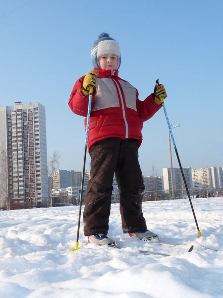 男孩在城市滑雪 — 图库照片