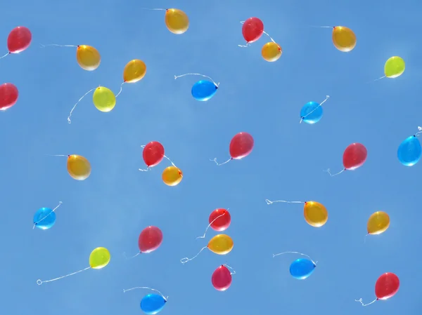 Multi-gekleurde ballonnen in de lucht — Stockfoto