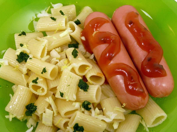 Вкусная колбаса с макаронами на белом фоне — стоковое фото
