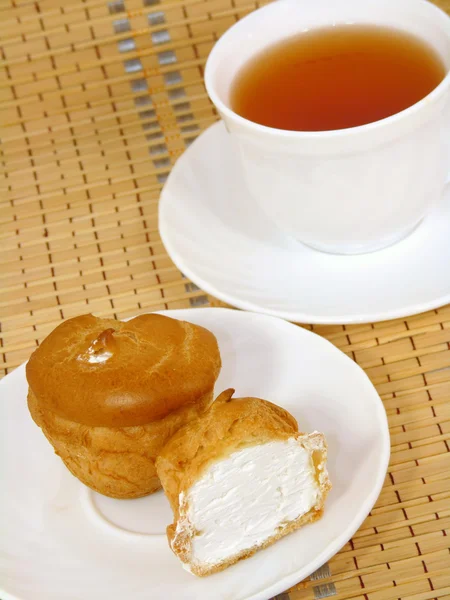 Finom Torta Tejszínnel Egy Csésze Tea Brewing — Stock Fotó