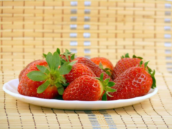 Ορεκτικές μεγάλη φράουλα σε ένα άσπρο πιάτο — Φωτογραφία Αρχείου