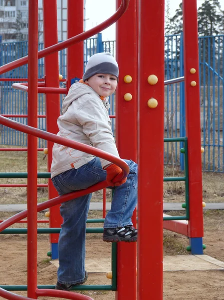 Junge Auf Einem Kinderspielplatz — Stockfoto