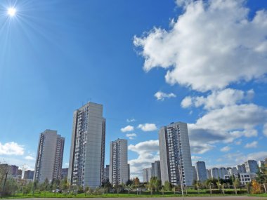 Cityscape güneş. yaz günü