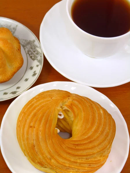 Tè e torta in isolamento su sfondo bianco — Foto Stock