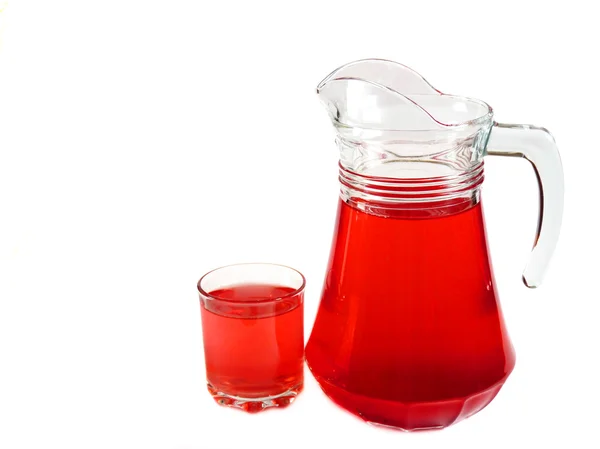 Bebida de fruta de baya en una jarra de vidrio y vidrio aislado sobre fondo blanco —  Fotos de Stock