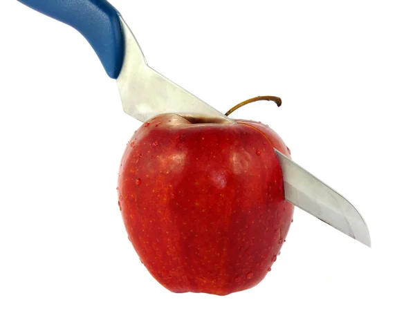 Нож режет красное яблоко изолированы на белом фоне — стоковое фото