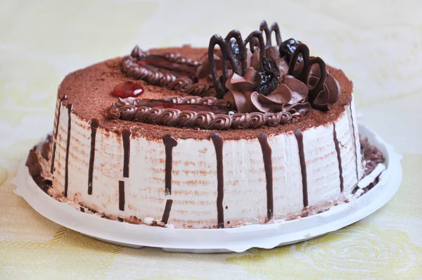 Tezgahlar ile dekore edilmiş lezzetli çikolatalı pasta — Stok fotoğraf