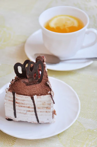 A delicious slice of cake with a cup of tea — Stock Photo, Image