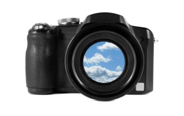 güzel bir gökyüzü üzerinde beyaz izole lens ile fotoğraf makinesi