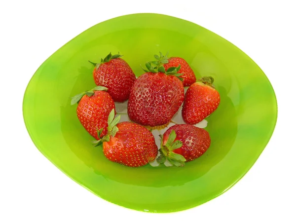 Ορεκτικές φράουλες σε ένα πράσινο πιάτο, απομόνωση — Φωτογραφία Αρχείου