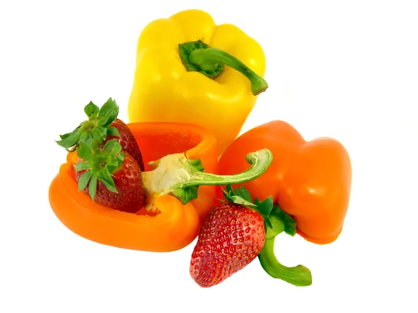 Πιπεριές και φράουλες που απομονώνονται σε λευκό φόντο — Φωτογραφία Αρχείου