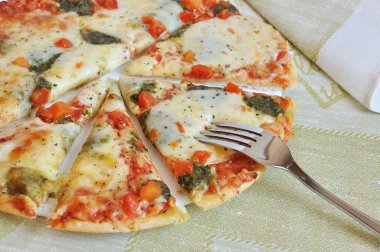 iştah açıcı pizza mozzarella peynir ve salata ile