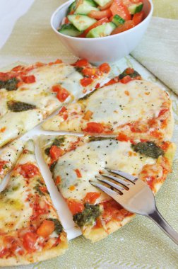 iştah açıcı pizza mozzarella peynir ve salata ile